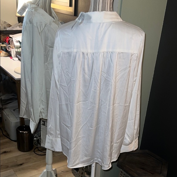NWT. Torrid, size 2X, White Button Down Shirt - Picture 6 of 11